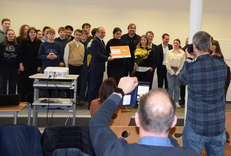 Zum Preisgeld in Höhe von 15.000 Euro gratulierte den kreativen Schülern des Augustum-Annen-Gymnasiums auch Oberbürgermeister Octavian Ursu.