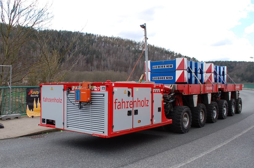 Das autonom fahrende Schwerlastfahrzeug auf der Bad Schandauer Elbebrücke.