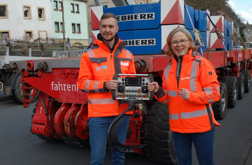 Die Staatsministerin Kraushaar (re.) lässt dich die Steuerung des Fahrzeugs erklären.