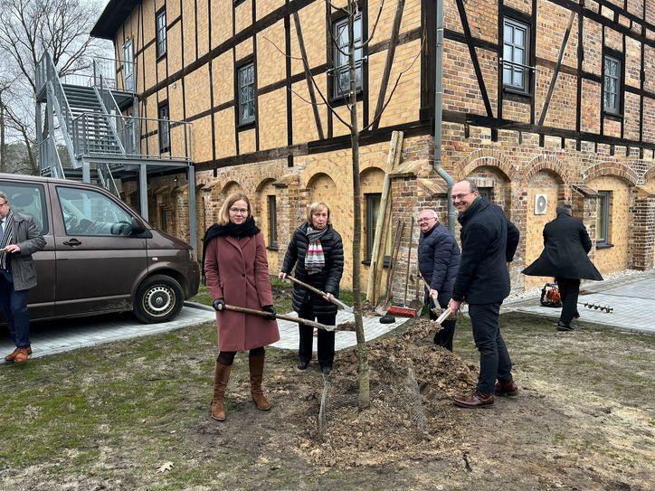Anja Boudon, Prof. Dr. Maria Böhmer, Tadeusz Jedrzejczak, Wolfram Günther ( v.l.) pflanzen im Rahmen der Eröffnungsveranstaltung einen Baum.