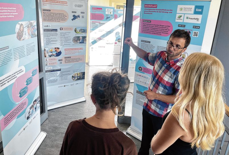 Thomas Wendland im Gespräch mit Schülerinnen der Oberschule Lommatzsch zur Kreislaufwirtschaft.