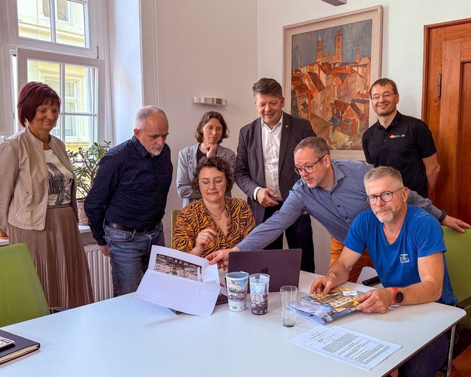 V.l.: Wiepke Steudner, Kulturreferentin der Stadt Zittau, Jürgen Wegerich, Vorstand TuZZ e.V., Sandra Tempel, Geschäftsführerin Stadtwerke Zittau GmbH, Gloria Heymann, Wirtschaftsförderin Stadt Zittau, Thomas Zenker, Oberbürgermeister, Bernd Zimmermann, Geschäftsführer Agentur zh2, Klaus Schwager, Vorstand O-SEE Sports e.V., Andreas Ullmann, Geschäftsführer ecu.de