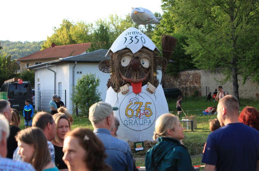 Von 675 Jahre Ersterwähnung Graupa kündete bereits die brennende Hexe oder besser das brennende, aufgeplatzte Ei als Symbol für den Ursprung des Lebens beim Tanz in den Mai im Schlosspark.