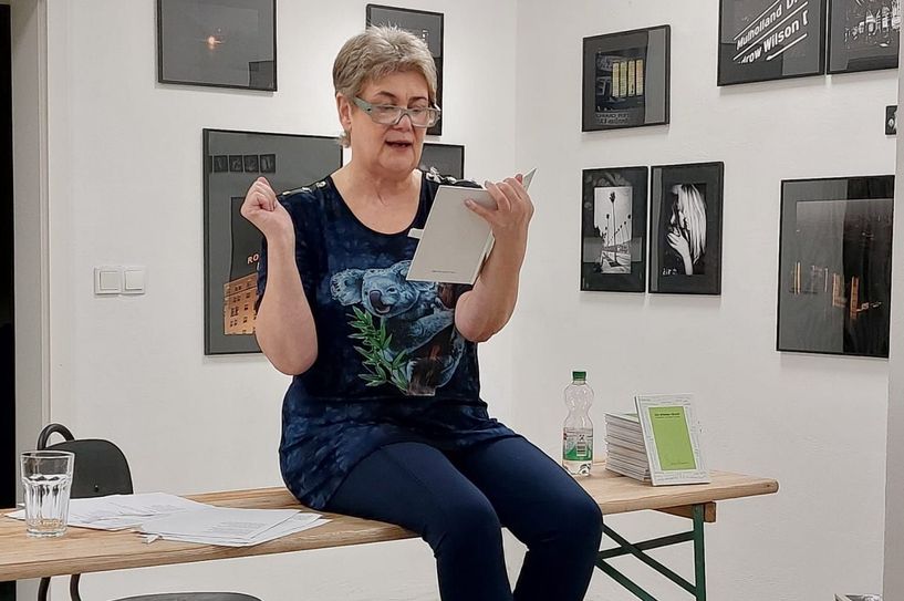Sabine Rübesamen liest am 14. November in der Stadtbibliothek kurze satirische Balladen über kuriose Geschehnisse des Alltags.
