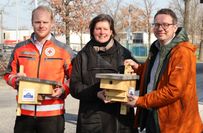 Inga Skambraks, Leiterin Amt für Stadtplanung und -entwicklung, Daniel Pick - dessen Firma, die UKA GmbH &amp; Co. KG, die Kosten für die Herstellung der fast fünfzig Nistkästen am »Langen Graben« finanzierte und DRK-Werkstattleiter Michael Druch (l.)