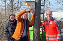 Beim Anbringen der letzten Nistkästen legten Inga Skambraks, Leiterin Amt für Stadtplanung und -entwicklung, Daniel Pick - dessen Firma, die UKA GmbH &amp; Co. KG, die Kosten für die Herstellung der fast fünfzig Nistkästen am »Langen Graben« finanzierte und DRK-Werkstattleiter Michael Druch (r.), selbstverständlich persönlich Hand an. So hat auch Familie Kohlmeise eine neue Wohnung (Nr. 37) bekommen.