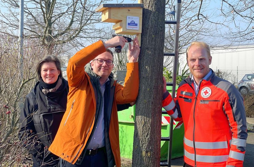 Beim Anbringen der letzten Nistkästen legten Inga Skambraks, Leiterin Amt für Stadtplanung und -entwicklung, Daniel Pick - dessen Firma, die UKA GmbH &amp; Co. KG, die Kosten für die Herstellung der fast fünfzig Nistkästen am »Langen Graben« finanzierte und DRK-Werkstattleiter Michael Druch (r.), selbstverständlich persönlich Hand an. So hat auch Familie Kohlmeise eine neue Wohnung (Nr. 37) bekommen.
