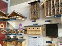 Große Auswahl an verschiedenen Modellen der Vogelhäuschen und Insektenhotels werden in den DRK-Werkstätten gebaut.