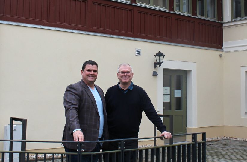 Radebergs Bürgermeister Frank Höhme (l.) und der Ortsvorsteher von Liegau-Augustusbad, Raimund Pecharz, freuen sich über die offizielle Einweihung der »Silberdiele«.