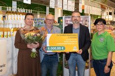 Übergabe des Spendenschecks in Höhe von 8.000 Euro in der Globus Markthalle Wachau an den Kinderschutzbund Landesverband Sachsen e.V.