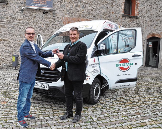 André Galle, Mitarbeiter der MOBIL Sport- und Öffentlichkeitswerbung GmbH NL Dresden (l.) übergibt dem Großenhainer Oberbürgermeister Dr. Sven Mißbach symbolisch die Schlüssel für den neuen Großraumtransporter vom Typ Ford Transit.  Foto: Henry Müller