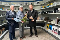 Kurt Hähnichen und Reiner Striegler vom HGV gratulieren Holger Koch zum 100-jährigen Firmenjubiläum.