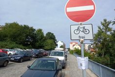 Die Langbeinstraße ist im Rahmen eines Verkehrsversuchs teilweise als Einbahnstraße ausgewiesen.