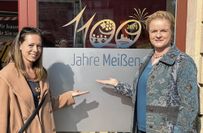Designerin Juliane Arzberger (l.) und Projektkoordinatorin Simone Panitz präsentieren das Gewinner-Logo. Es ist bereits jetzt am neuen Festjahresbüro zu sehen. Noch ist das Büro im Umbau - ab Ende März ist es dann regelmäßig besetzt.   Foto: Stadt