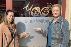 Designerin Juliane Arzberger (l.) und Projektkoordinatorin Simone Panitz präsentieren das Gewinner-Logo. Es ist bereits jetzt am neuen Festjahresbüro zu sehen. Noch ist das Büro im Umbau - ab Ende März ist es dann regelmäßig besetzt.   Foto: Stadt