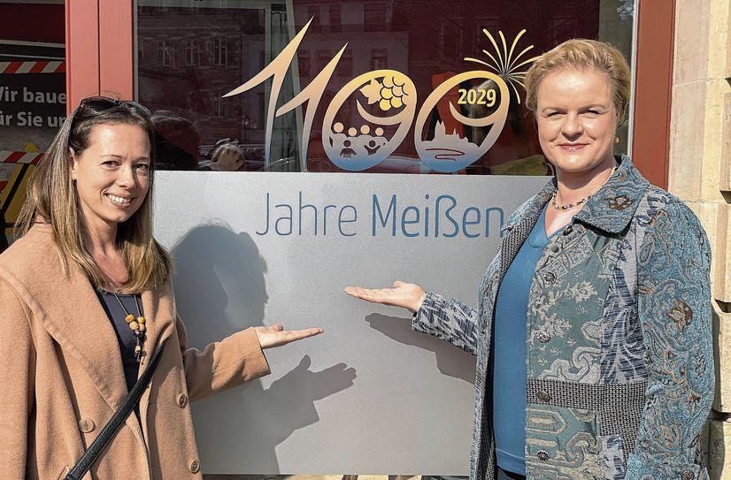 Designerin Juliane Arzberger (l.) und Projektkoordinatorin Simone Panitz präsentieren das Gewinner-Logo. Es ist bereits jetzt am neuen Festjahresbüro zu sehen. Noch ist das Büro im Umbau - ab Ende März ist es dann regelmäßig besetzt.   Foto: Stadt