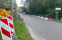 Die Brücke liegt direkt am Ortseingang des Riesaer Stadtteils Poppitz.