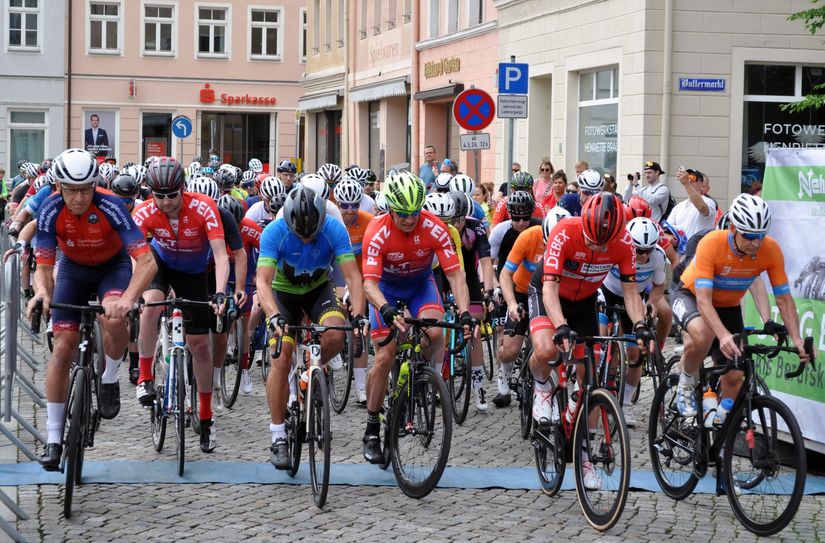 Start des Radrennens zum Kamenzer Blütenlauf 2024.
