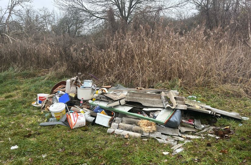 Eine illegale Müllablagerung am Radweg zwischen Großräschen und Sedlitz – von der B96 gegenüber der Abfahrt nach Dürrwalde.