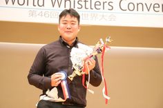 Das musikalische Repertoire von Yusuke Matsumura ist beträchtlich: Der gebürtige Japaner kann mehr als 100 Lieder pfeifen - und das in drei Oktaven. Der Kunstpfeif-Weltmeister hat Gesang studiert und arbeitet seit 2023 als Sänger am Theater Zwickau-Plauen.