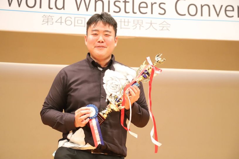 Das musikalische Repertoire von Yusuke Matsumura ist beträchtlich: Der gebürtige Japaner kann mehr als 100 Lieder pfeifen - und das in drei Oktaven. Der Kunstpfeif-Weltmeister hat Gesang studiert und arbeitet seit 2023 als Sänger am Theater Zwickau-Plauen.