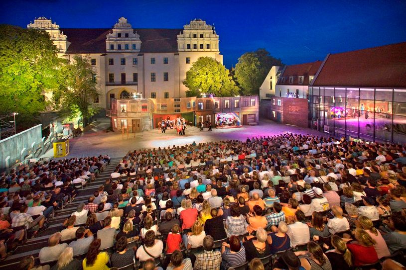 Der Bautzener Theatersommer muss kurzfristig geändert werden. Wegen krankheitsbedingter Ausfälle wird das Stück "Spuk unterm Riesenrad" auf 2024 verschoben.