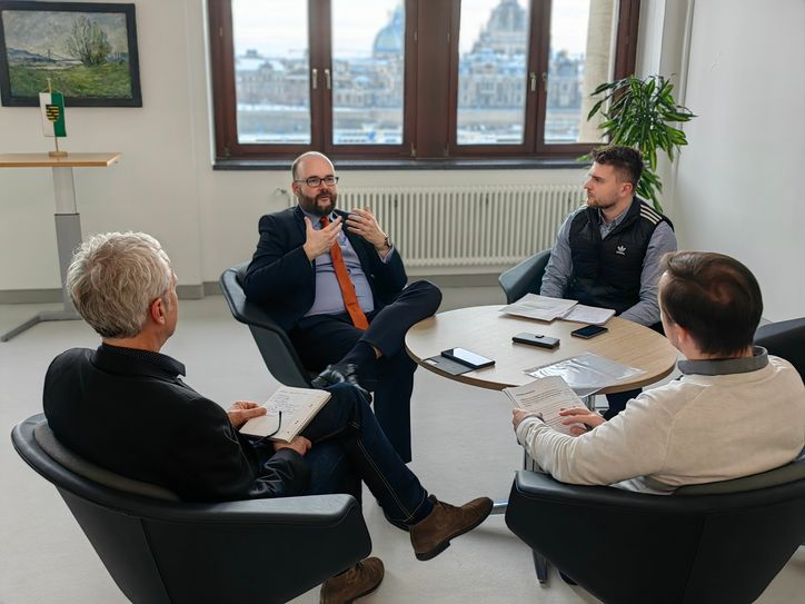 Kultusminister Christian Piwarz (2.v.l.) stellt sich den Fragen der WoKu-Reporter Sandro Paufler (3.v.l.) und Roberto Rink (r.).
