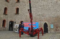 Schwere Technik vor dem Schloss...