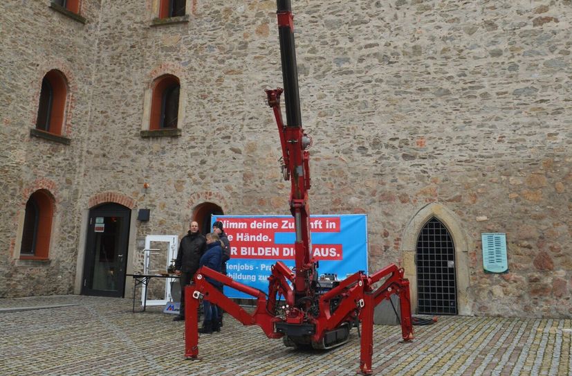 Schwere Technik vor dem Schloss...