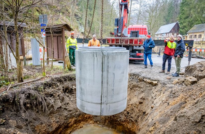 An der Neumannmühle werden die Sammelbehälter für die neuen Trockentrenntoiletten werden eingesetzt.