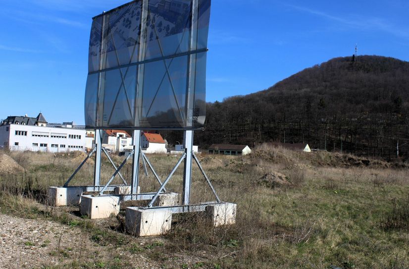 Momentan noch eine Wiese, auf der aber schon bald Freitals neues Stadtzentrum entstehen soll.