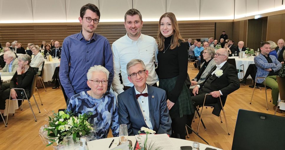 Gemeinsame Freude bei der Familie Schiller über die Ehrenmedaille der Stadt Finsterwalde: vorn Christiane und Sebastian Schiller, hinten von links Felix und Simon Schiller sowie Saskia Niendorf.
