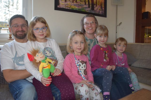 Die siebenjährige Hanni (links im Bild) ist kleine, "große" Schwester der Drillinge Mia, Elli und Flora. In Krappe sind die Mädchen mit ihren Eltern Kathleen und Frank Nahrstedt zu Hause.