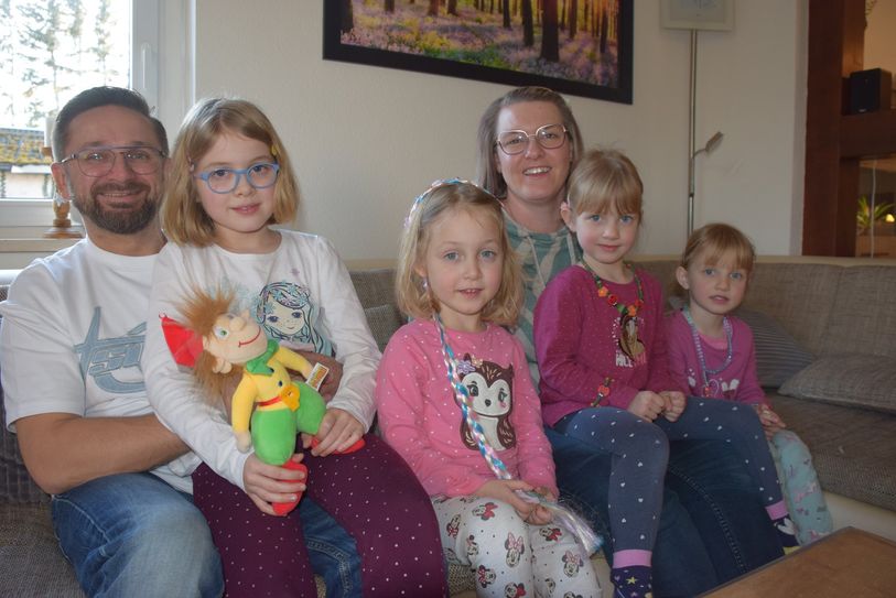 Die siebenjährige Hanni (links im Bild) ist kleine, "große" Schwester der Drillinge Mia, Elli und Flora. In Krappe sind die Mädchen mit ihren Eltern Kathleen und Frank Nahrstedt zu Hause.