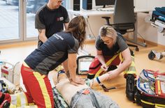 Notfallsanitäter führen bis zum Eintreffen des Arztes die medizinische Erstversorgung durch - und das ist natürlich Bestandteil der Ausbildung.