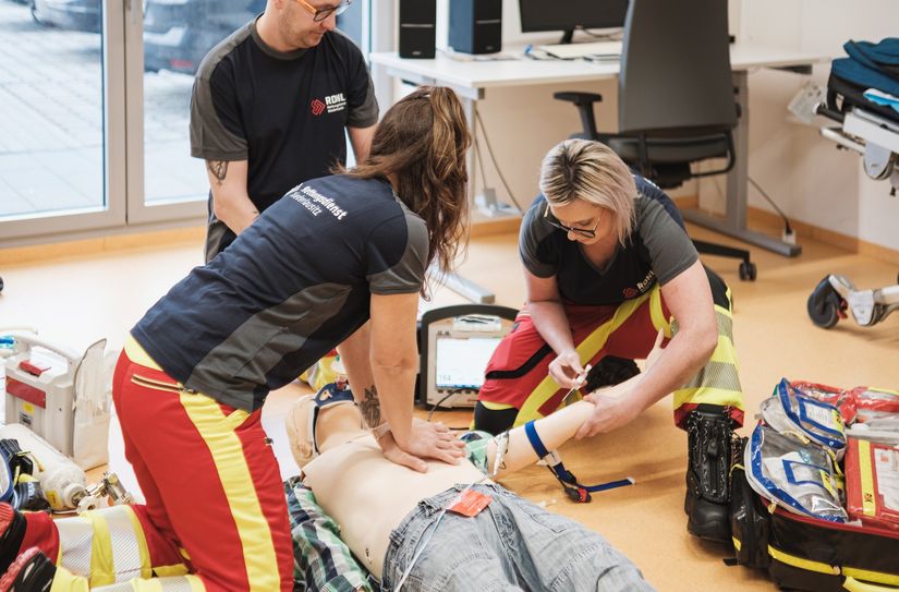Notfallsanitäter führen bis zum Eintreffen des Arztes die medizinische Erstversorgung durch - und das ist natürlich Bestandteil der Ausbildung.