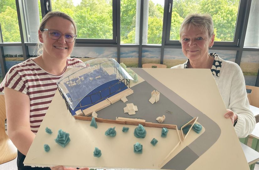 Kunstlehrerin Ulrike Kollatzsch (li.) und Schulleiterin Petra Starke präsentieren das Modell für eine mögliche Zukunft des Skaterparkes aus dem Projekt »Stadtentdecker«.