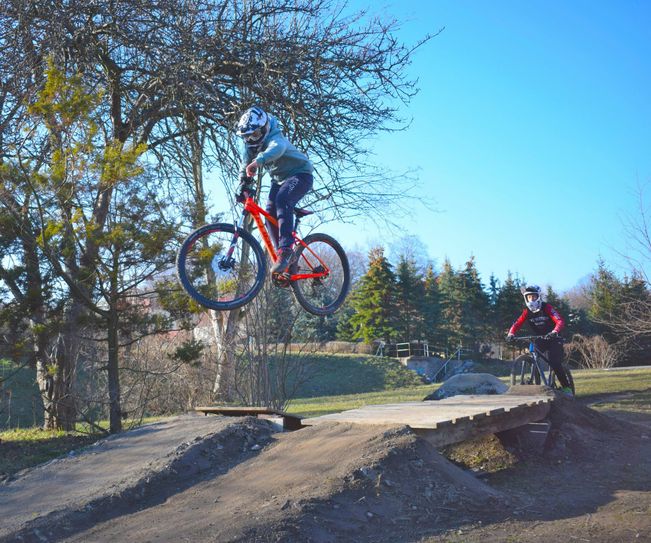 Mit dem Fahrrad durch die Lüfte - die Dirtbahn garantiert Fahrspaß und Adrenalin. Foto: spa