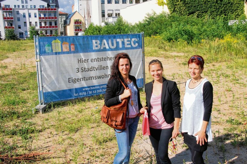 Nicole Rauer (Mitte) beglückwünscht die Zweit- und Drittplatzierten des Namenswettbewerbs, Jacqueline Dischereit (links) und Annette Buchwald. Ihre Preise: Ein Handy sowie Karten für die TheaterNative C. Der Hauptpreis, ein 100 Euro-Gutschein für ROTEC ging an den Sieger des Namenswettbewerbs, Gerd Lindner (nicht im Bild). Foto: jho