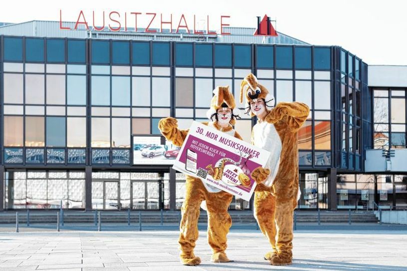 Auch die Osterhasen stimmen fleißig ab, damit das Eröffnungskonzert des MDR Musiksommers auf dem Lausitzer Platz stattfinden kann. Foto: Lausitzhalle