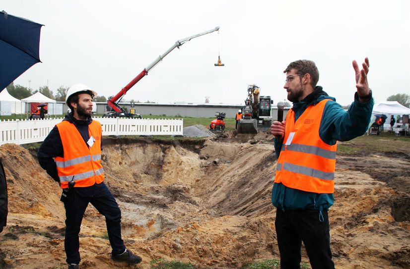 Ein Blick in die Baustelle der Zukunft: Vernetzte Roboter-Baumaschinen verlegen auf dem Gelände der Versorgungsbetriebe Hoyerswerda ferngesteuert ein Kanalrohr.
