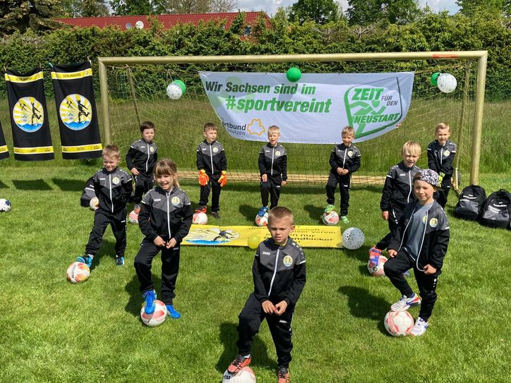 Motivation zum Neustart: Die Nachwuchsfußballer erhielten am Wochenende neue Trainingsanzüge. Foto: SV Laubusch