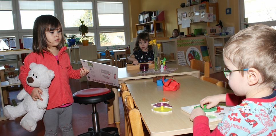 Elisabeth, Amelie und Darian (v.l.n.r.) können sich selbst aussuchen, womit sie sich während der Freiarbeit beschäftigen wollen. Die Erzieherinnen und Erzieher achten darauf, dass die Lernziele dabei nicht aus den Augen verloren werden.