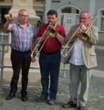 Bei der Vorstellung des diesjährigen Bierstadtfestprogrammes ließ sich Radebergs Oberbürgermeister Gerhard Lemm (links) mit Musikern des Posaunenchors ablichten. Ein Termin, der ihn seinerzeit etwas wehmütig gestimmt habe, denn es war das letzte Bierstadtfest, dass er in seiner Funktion als OB begleitete.