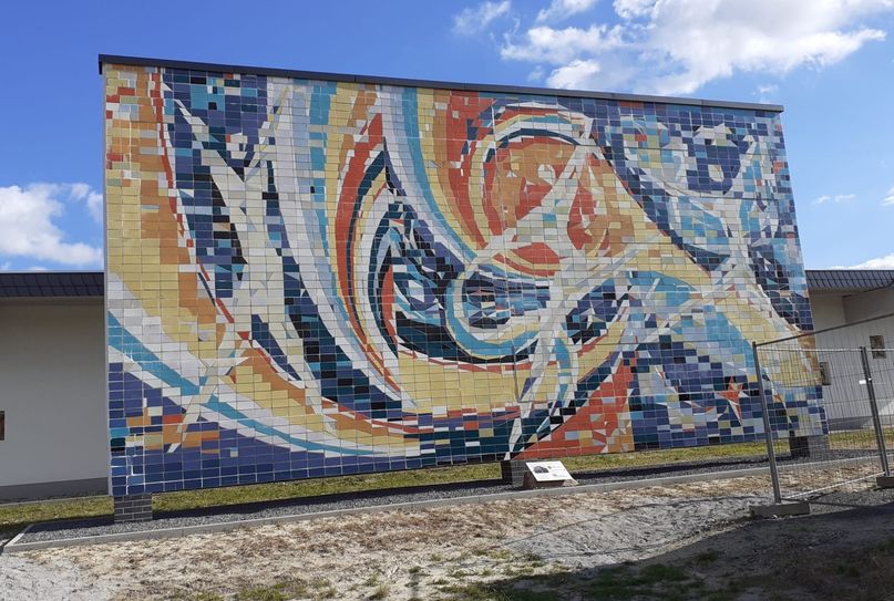 Das Fliesenmosaik „Lebensfreude“ am neuen Standort an der Lutherstraße. Foto: WochenKurier