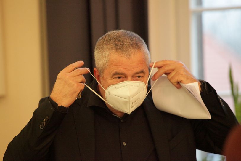 Landrat Michael Geisler, Verwaltungschef vom Landkreis Sächsische Schweiz-Osterzgebirge, im Corona-Modus. Der Landkreis hat mit einer Inzidenz von über 1.000 die höchste in Deutschland.     Foto: D. Förster