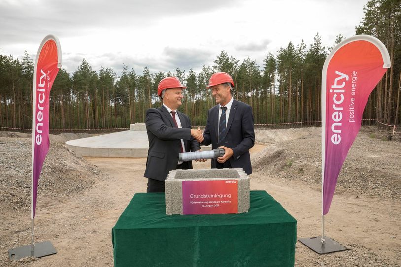 Grundsteinlegung in Klettwitz mit Ivo Grünhagen (li.), Geschäftsführer enercity Erneuerbare GmbH und Klaus Prietzel (re.), Bürgermeister Gemeinde Schipkau. Fotos: enercity AG