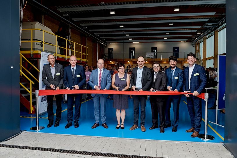 Bei der Eröffnung des neuen Technikums (v.l.n.r.): Prof. Tobias Tschunke, Prorektor Forschung der HSZG, Prof. Welf-Guntram Drossel, Fraunhofer IWU, Staatsminister Oliver Schenk, Chef der Sächsischen Staatskanzlei, Karin Hollstein, Kanzlerin der HSZG, Dr. Stephan Meyer, MdL, Prof. Jens Weber, Partnerschaftssprecher LaNDER3, Prof. Sebastian Scholz, Verantwortlich für das LaNDER3-Technikum und Thomas Zenker, Oberbürgermeister der Stadt Zittau. Foto: Marcel Schröder