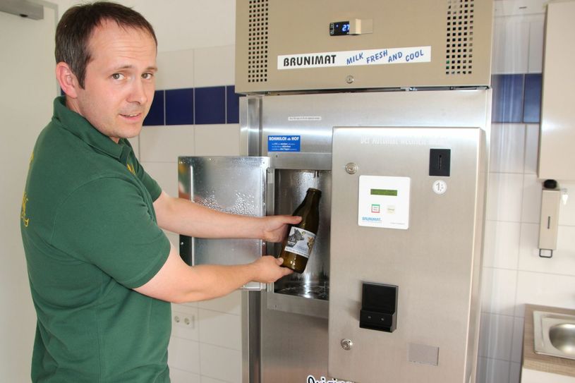 Auch Herdenmanager Torsten Schlunke vom Milchhof in Diera setzt auf den SB-Milchautomat. Viele Kunden der Region kommen bereits regelmäßig zum „Tanken“. Fotos: Farrar