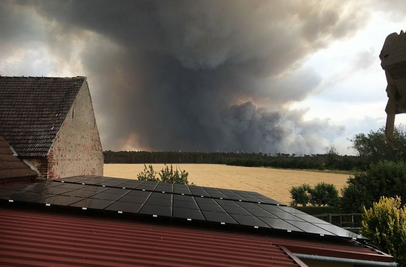 Bedrohliche Schönheit: Die Feuerwalze in Richtung Gohrischer Heide aus Saxdorfer Perspektive.